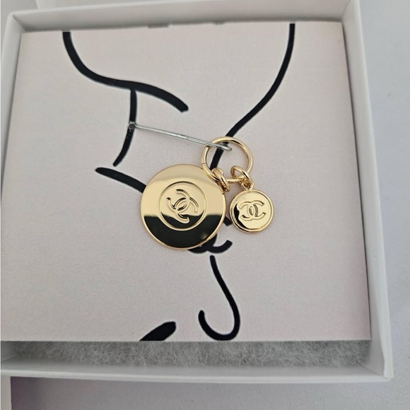 CHANEL charms with perfume samples - Picture 1 of 3